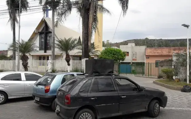 Carro equipado com caixa de som em divulgação local