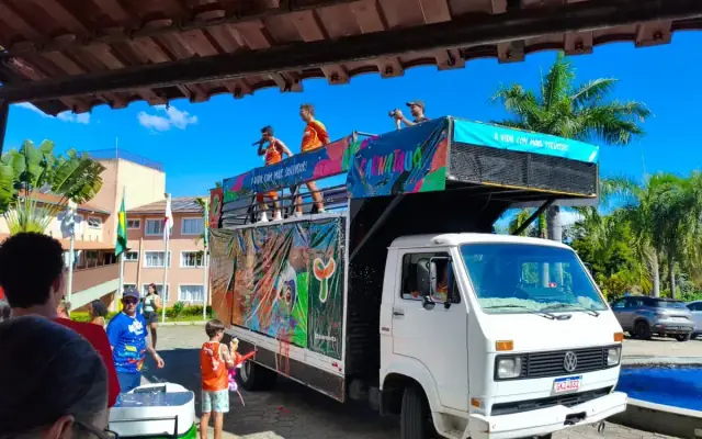 Caminhão de som personalizado em evento ao ar livre