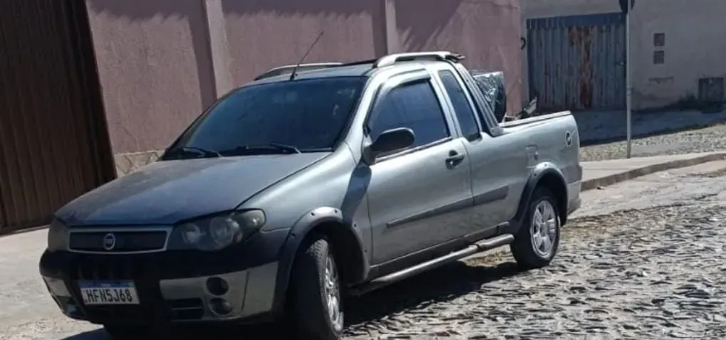 Carro de som estacionado em frente a comércio local