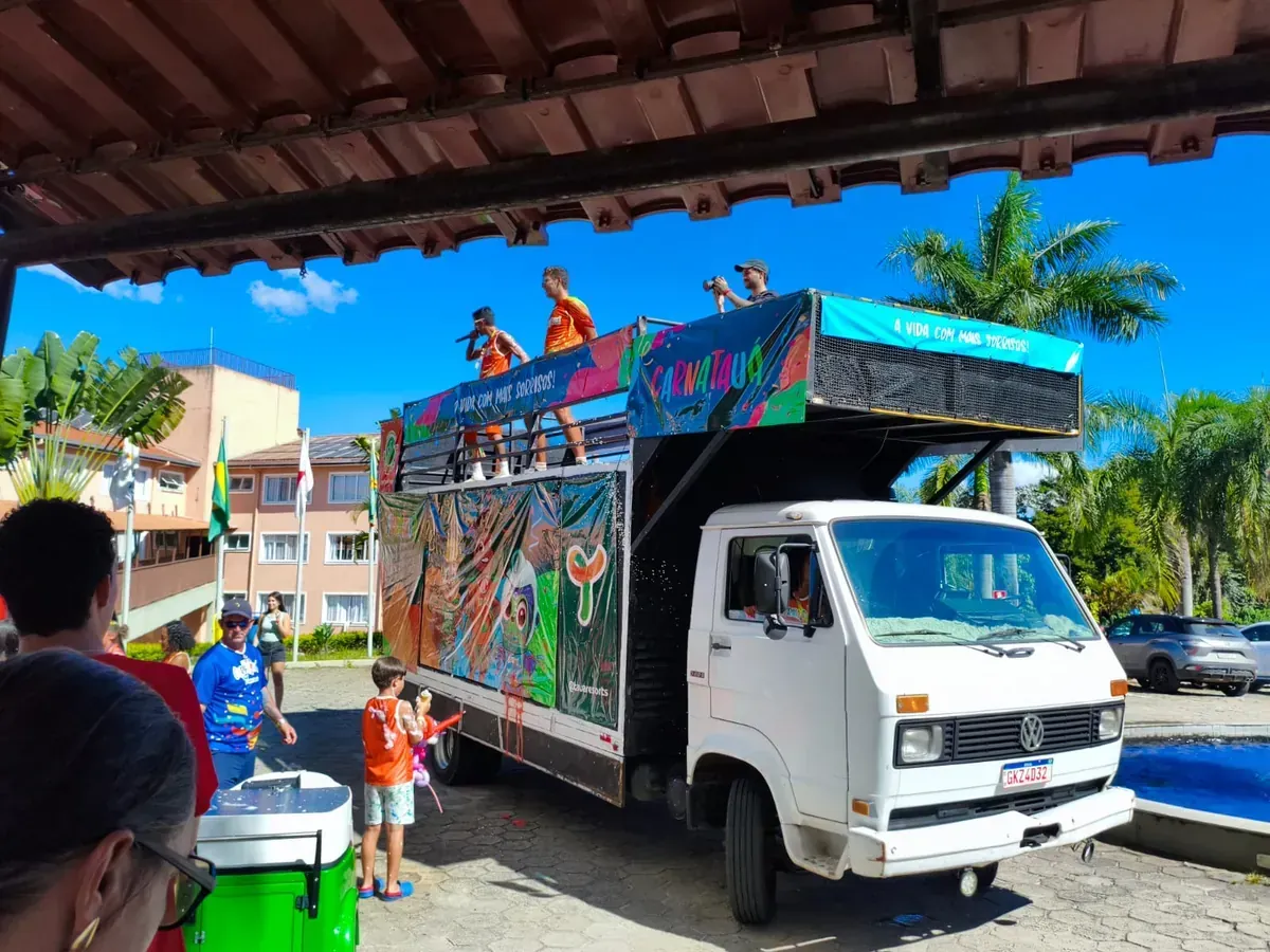 Pickup com caixas de som de alta potência para divulgação