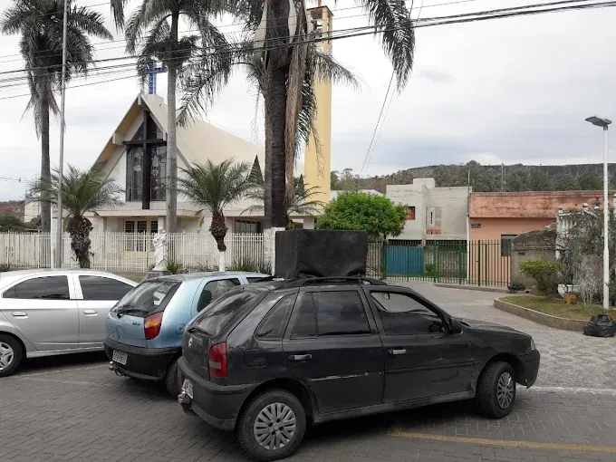 Carro de som em bairro residencial realizando divulgação