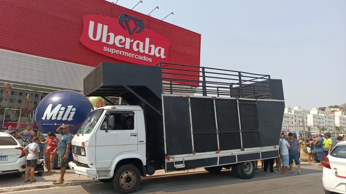 Veículo de som em frente a estabelecimento comercial