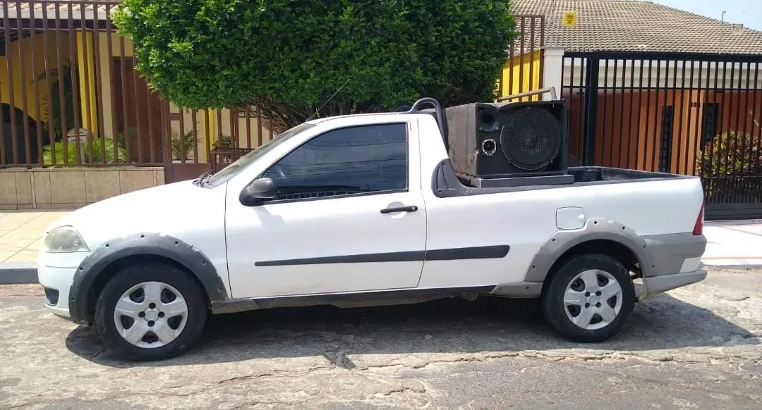 Trio elétrico com equipamentos profissionais em evento